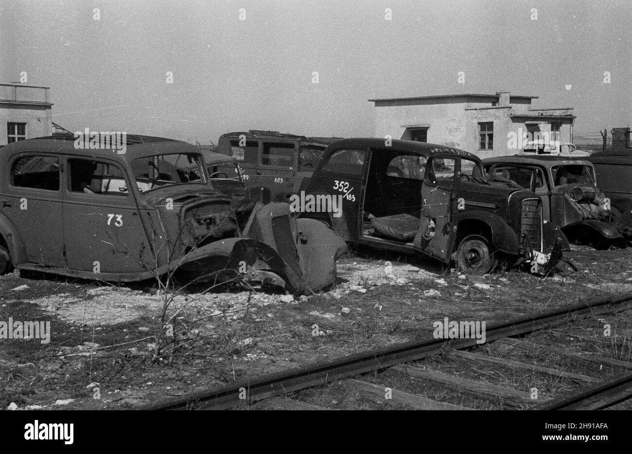 Warszawa, 1947-04. Punkt sprzeda¿y i naprawy samochodów z demobilu przy ul. Ch³odnej 29-31 zorganisowany przez Centralê Zbytu samochodów. NZ. Wraki aut, m.in. Polski Fiat 508 III (2P), na placu nale¿¹cym do warsztatu. wb PAP/Stanis³aw D¹browiecki Dok³adny dzieñ wydarzenia nieustalony. Varsavia, aprile 1947. Negozio di auto in eccedenza militare e negozio di riparazione a 29-31 Chlodna Street, organizzato da The Car Selling Enterprise. Nella foto: Relitti auto, tra cui la Fiat 508 III polacca (seconda a destra), sul cantiere di proprietà delle officine. wb PAP/Stanislaw Dabrowiecki Foto Stock