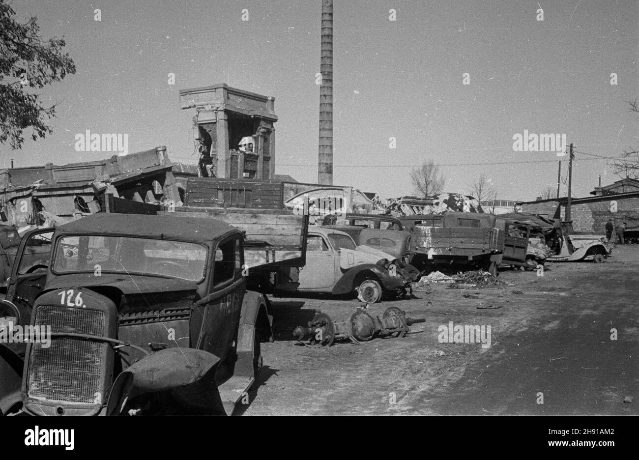 Warszawa, 1947-04. Punkt sprzeda¿y i naprawy samochodów z demobilu przy ul. Ch³odnej 29-31 zorganisowany przez Centralê Zbytu samochodów. Wraki aut na placu. wb PAP Dok³adny dzieñ wydarzenia nieustalony. Varsavia, aprile 1947. Negozio di auto in eccedenza militare e negozio di riparazione a 29-31 Chlodna Street, organizzato da The Car Selling Enterprise. Nella foto: Auto relitti sul cantiere. wb PAP Foto Stock