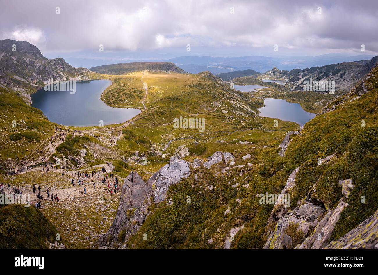 Bellissimo paesaggio dei sette laghi di Rila, Bulgaria. Incredibile foto della natura, montagne e lago. Che riflette l'acqua in una giornata nuvolosa di sole. Foto di alta qualità Foto Stock