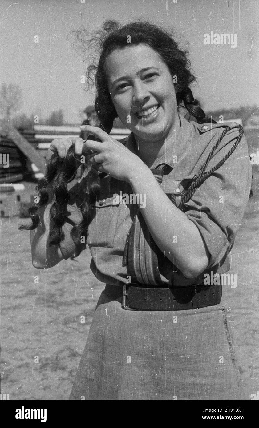 Zduñska D¹browa, 1947-04. Zespó³ szkó³ sk³adaj¹cy siê z gimnazjum, liceum ogólnokszta³c¹cego oraz powiatowej szko³y rolniczej. Uzennica w mundurze harcerskim w czasie przerwy. kw PAP/Stanis³aw D¹browiecki Dok³adny dzieñ wydarzenia nieustalony. Zdunska Dabrowa, aprile 1947. Un complesso scolastico che comprende la scuola secondaria, la scuola di grammatica e la scuola di agricoltura distrettuale. Nella foto: Uno studente in una divisa scout durante una pausa. kw PAP/Stanislaw Dabrowiecki Foto Stock