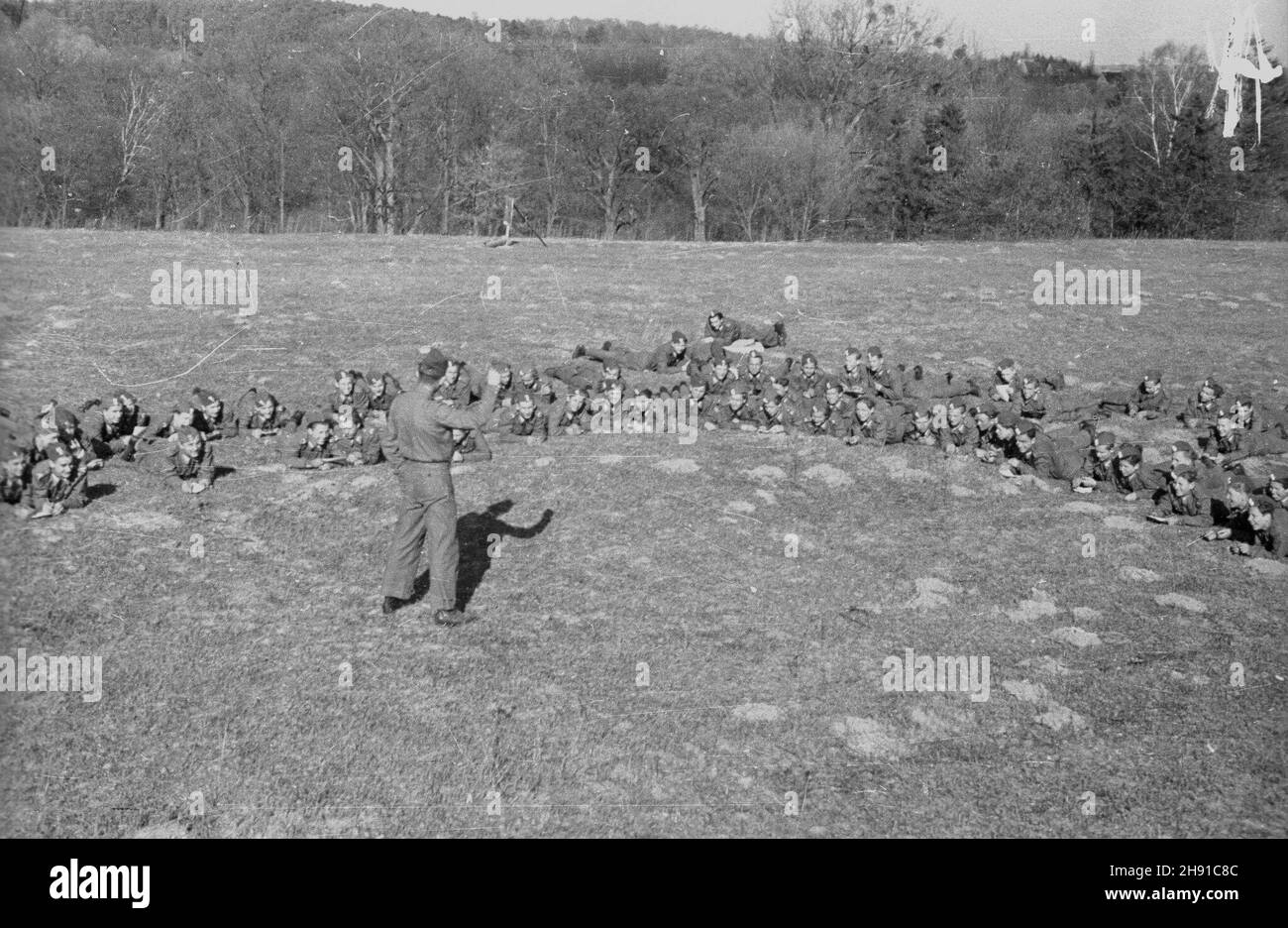 Szczecin, 1947-04. Hufiec Przysposobienia Wojskowego przy Pañstwowych Zak³adach Motoryzacyjnych. NZ. wyk³ad podczas zajêæ terenowych. kw PAP Dok³adny dzieñ wydarzenia nieustalony. Szczecin, aprile 1947. Un corso di formazione militare presso lo stabilimento automobilistico statale. In figura: Una lezione durante la pratica sul campo. kw PAP Foto Stock