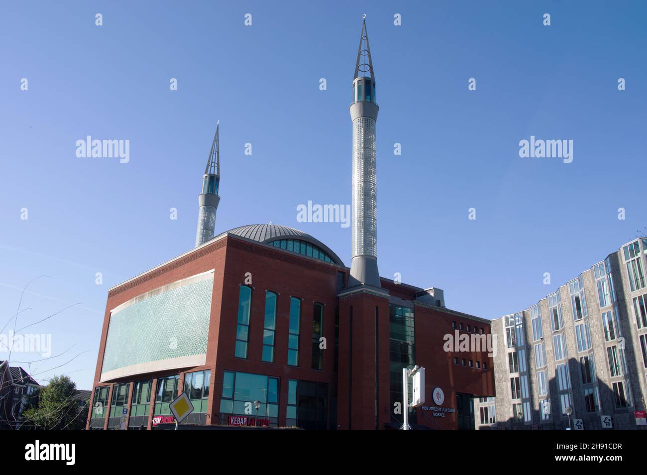 Utrecht, Paesi Bassi - 24 ottobre 2021: Ulu Camii mosk nel centro di Utrecht con un cielo blu chiaro Foto Stock