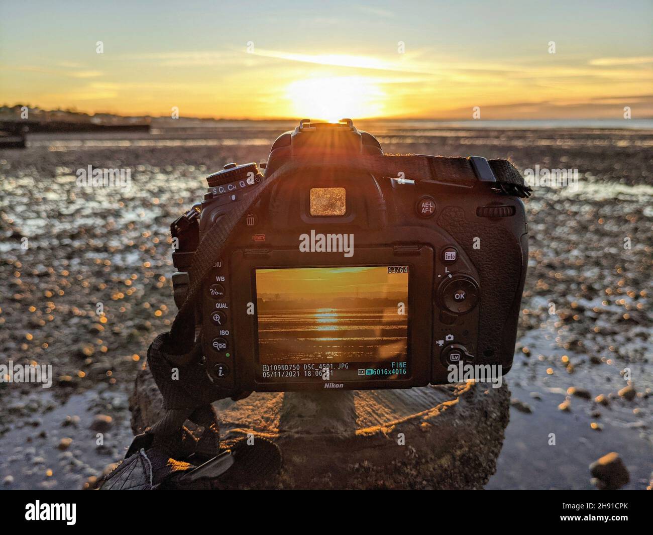 Un tramonto visto attraverso una macchina fotografica alla fine di una splendida giornata di novembre a Whitstable, Kent Foto Stock