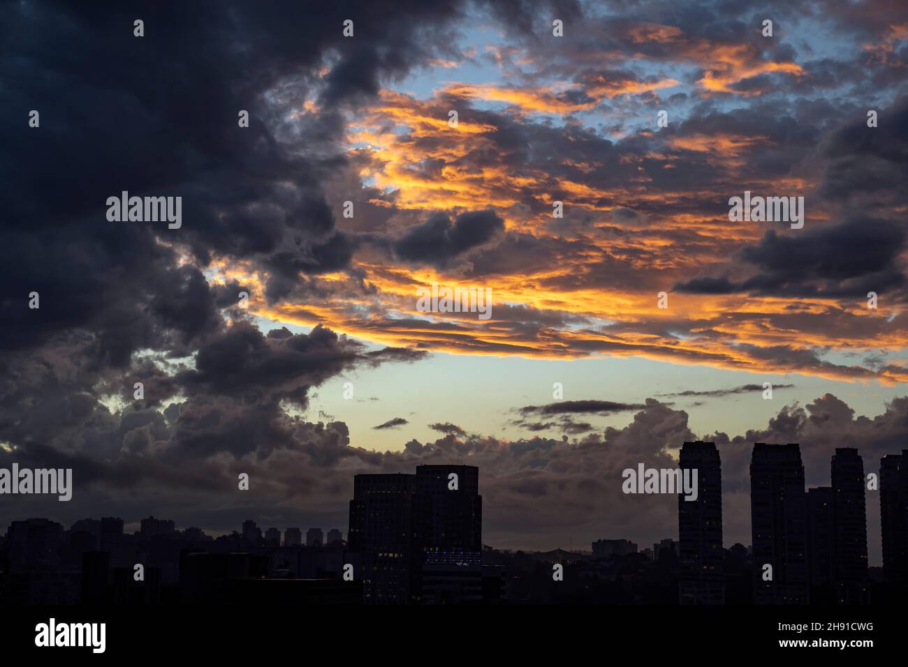 Skyline notturno con grattacieli illuminati. Foto Stock
