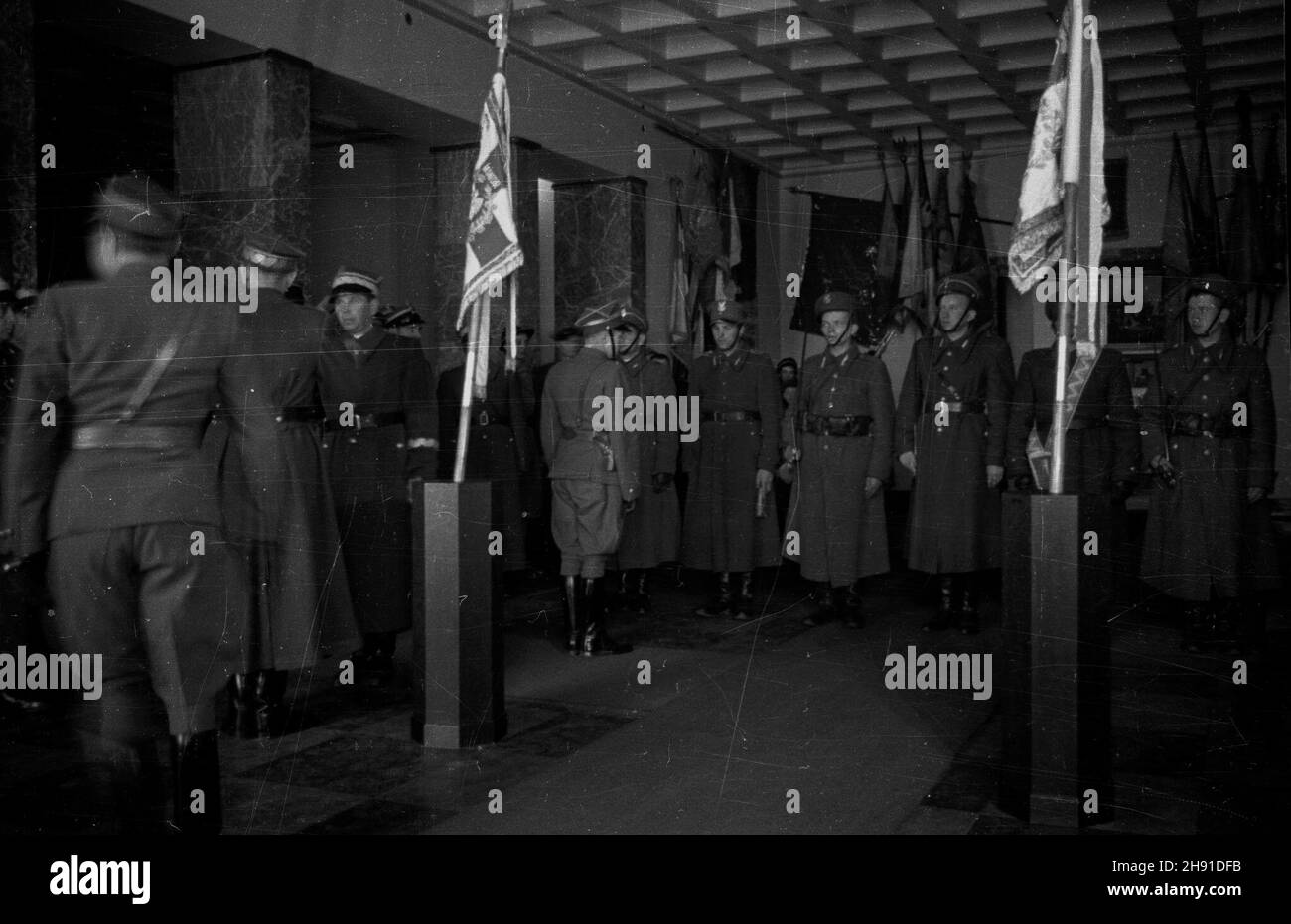 Warszawa, 1947-04-13. Uroczyste rozwi¹zanie 1 Warszawskiej Dywizji Kawalerii. Przekazanie sztandarów 2 i 3 Pu³ku U³anów Wojska Polskiego do Muzeum Wojska Polskiego. Ztandary 2 i 3 Pu³ku U³anów w specjalnych postumentach w sali Sztandarowej. wb PAP Varsavia, 13 aprile 1947. Scioglimento cerimoniale della prima Divisione Cavalleria di Varsavia. Gli striscioni del 2° e 3° reggimento Uhlan dell'esercito polacco sono stati consegnati al Museo dell'esercito polacco. Nella foto: 2° e 3° banner reggimento Uhlan in piedistalli speciali nella Banner Hall del Museo. wb PAP Foto Stock