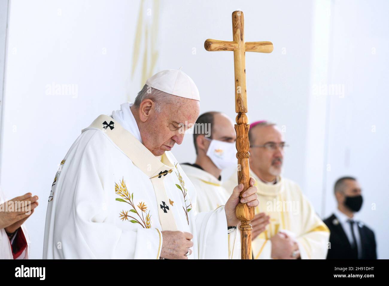 Papa Francesco celebra la messa al principale stadio di calcio di Nicosia, nella capitale cipriota Nicosia, l'ultima capitale divisa d'Europa, il 3 dicembre 2021. Papa Francesco ha parlato con migliaia di cattolici in una messa all'aria aperta a Cipro venerdì, il secondo giorno di una visita all'isola divisa, che si è concentrata pesantemente sulla situazione dei migranti. LIMITATO ALL'USO EDITORIALE - Vatican Media/Spaziani. Credit: dpa Picture Alliance/Alamy Live News Foto Stock