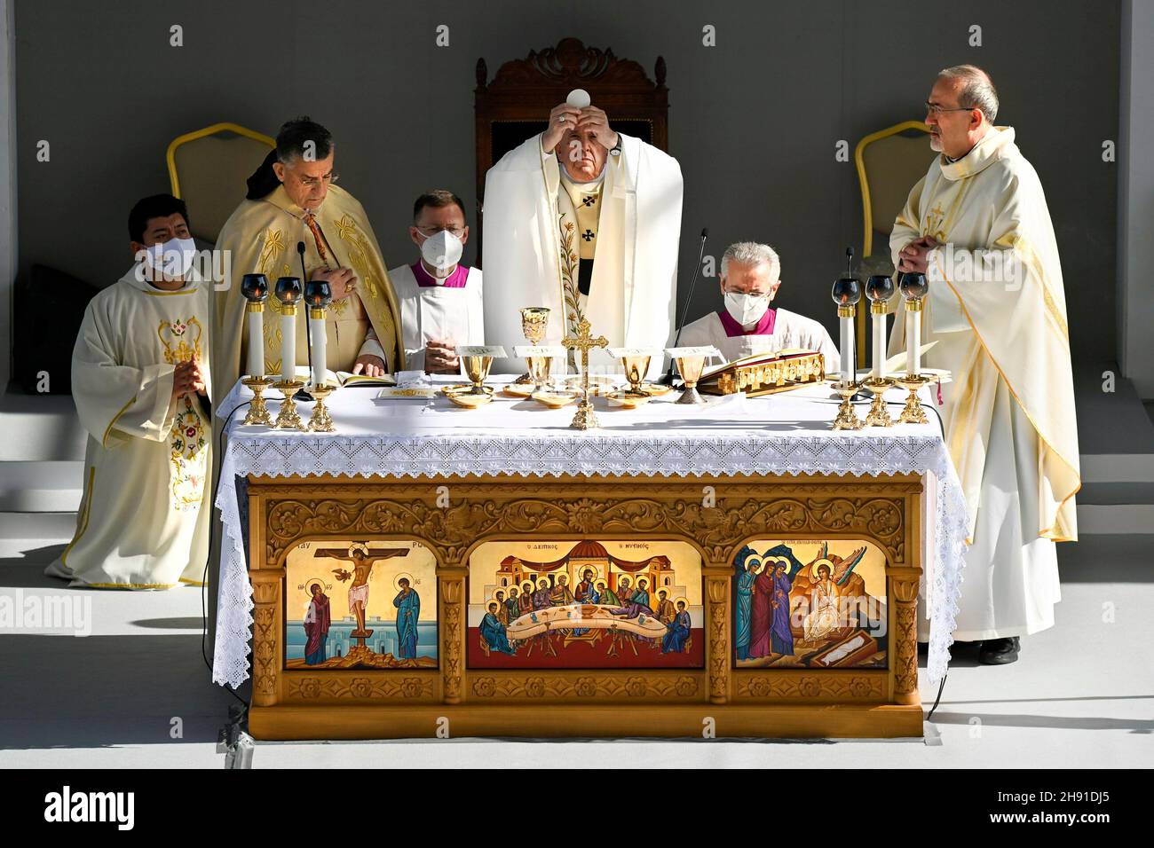 Papa Francesco celebra la messa al principale stadio di calcio di Nicosia, nella capitale cipriota Nicosia, l'ultima capitale divisa d'Europa, il 3 dicembre 2021. Papa Francesco ha parlato con migliaia di cattolici in una messa all'aria aperta a Cipro venerdì, il secondo giorno di una visita all'isola divisa, che si è concentrata pesantemente sulla situazione dei migranti. LIMITATO ALL'USO EDITORIALE - Vatican Media/Spaziani. Credit: dpa Picture Alliance/Alamy Live News Foto Stock