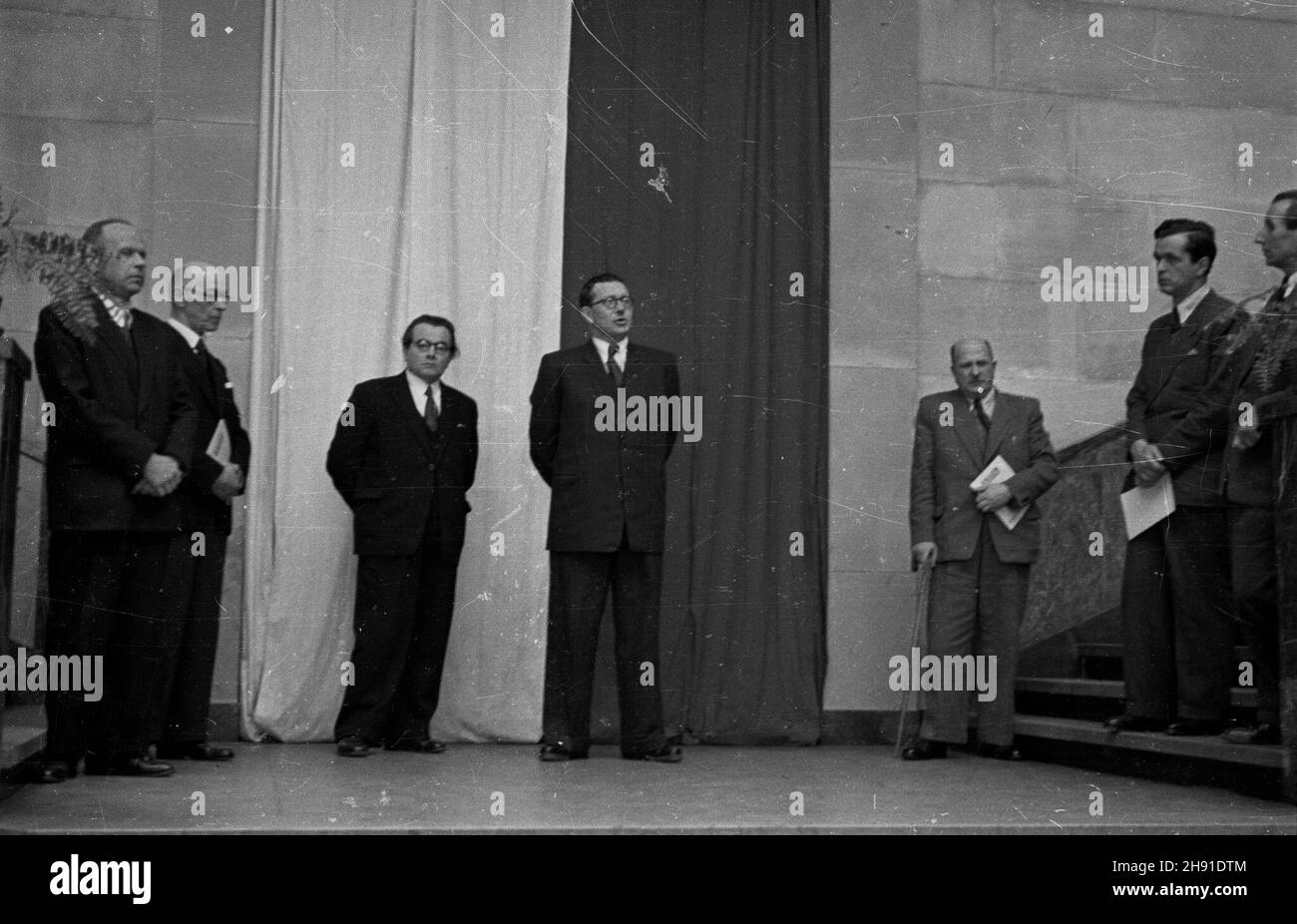 Warszawa, 1947-04-15. I Salon Warszawski Malarstwa i RzeŸby. W Muzeum Narodowym wystawê mo¿na by³o ogl¹daæ do koñca maja 1947r. NZ. Marsza³ek Sejmu Ustawodawczego W³adys³aw Kowalski (3P) otworzy³ wystawê w asyœcie ministra kultury i Sztuki Stefana Dybowskiego (4L), dyrektora MN Stanis³awa Lorentza (1L) i szefa resortu Kultury, Oœwiaty i Propagandy Zarz¹du Miejskiego m.st. Warszawy Henryka Smugi-£adosza (3L). uu PAP Varsavia, 15 aprile 1947. La prima mostra di pittura e scultura di Varsavia è stata inaugurata al Museo Nazionale fino alla fine di maggio 1947. Nella foto: Sejm Speaker Wladyslaw Kowalski (3 Foto Stock