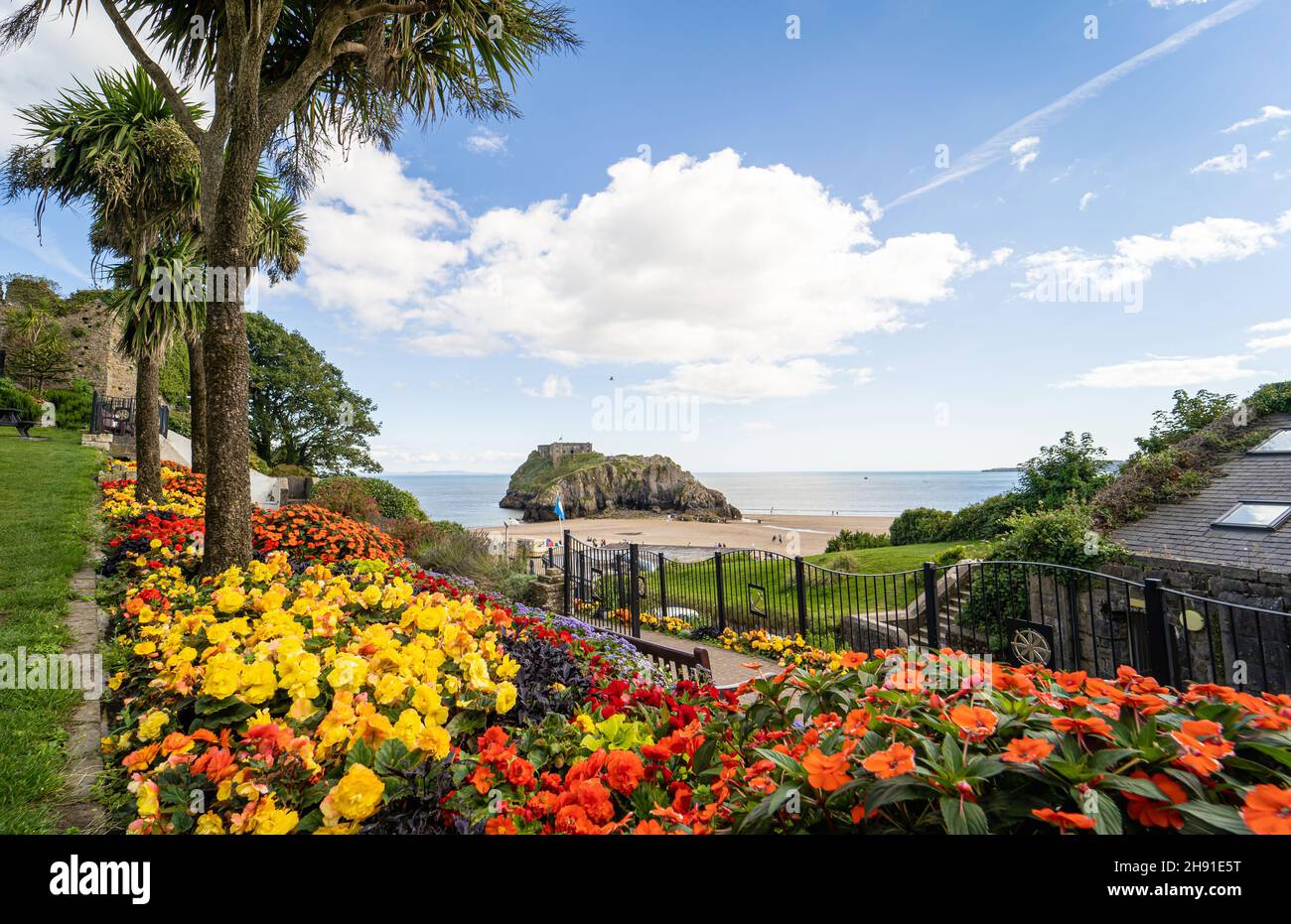 Vista sull'isola di Tenby St Catherine. Una piccola isola marea con Fort collegato a Tenby Castello spiaggia a bassa marea. Tenby, Pembrokeshire, Galles, Regno Unito - 10 ottobre 2021 Foto Stock