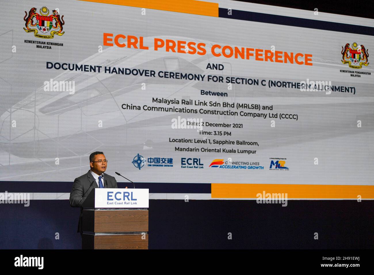 (211203) -- KUALA LUMPUR, 3 dicembre 2021 (Xinhua) -- il Ministro capo dello stato di Selangor Amirudin Shari parla alla Conferenza stampa e alla cerimonia di consegna dei documenti dell'ECRL per la Sezione C (allineamento settentrionale) a Kuala Lumpur, Malesia, 2 dicembre 2021. La professionalità e la stretta collaborazione della China Communications Construction Company (CCCC) e dei suoi partner malesi nella East Coast Rail link (ECRL) sono un ottimo punto di riferimento per il megaprogetto, ha affermato il Ministro dei Trasporti malese Wee Ka Siong. (Xinhua/Zhu Wei) Foto Stock