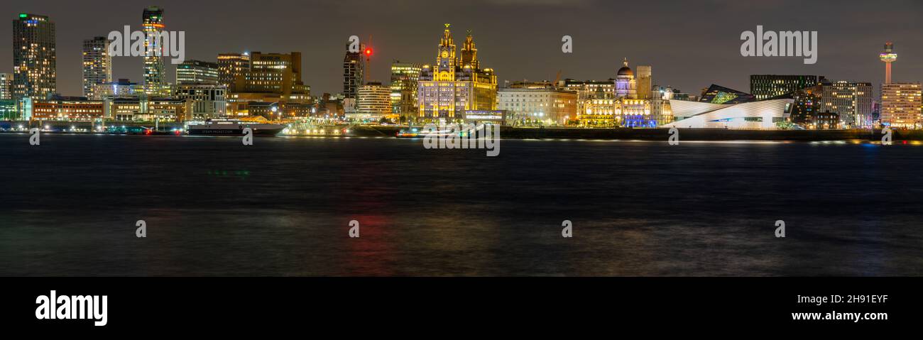Il lungomare di Liverpool dal terminal dei traghetti di Woodside, Birkenhead. Immagine scattata nel mese di ottobre 2021. Foto Stock