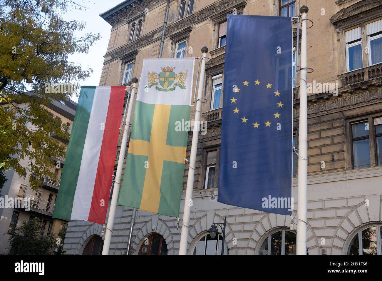 Bandiera nazionale ungherese, bandiera del distretto di Budapest e bandiera dell'Unione europea, UE e Ungheria. Foto Stock