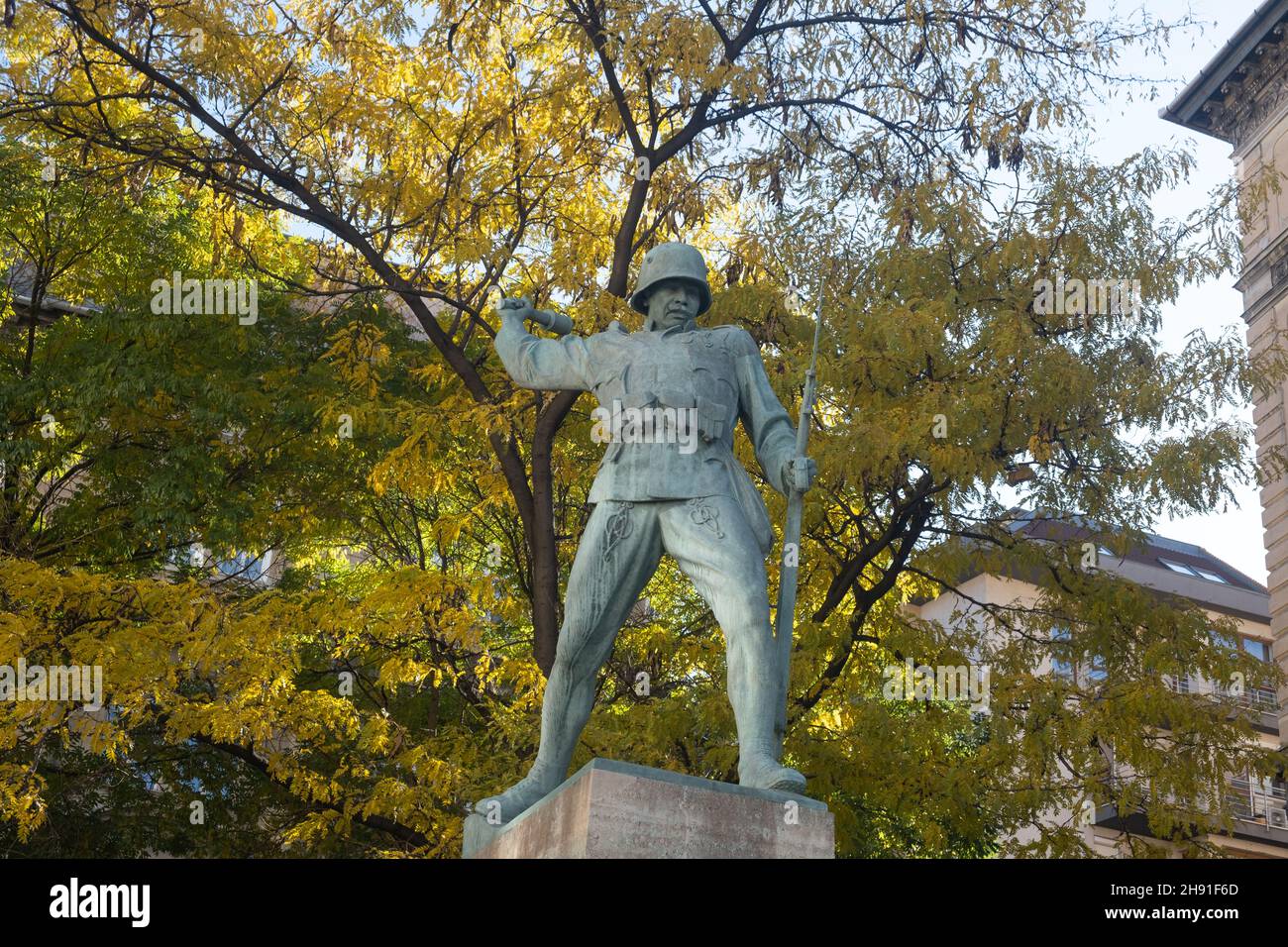 Budapest, Ungheria - 1 novembre 2021: Scultura soldato con granata monumento, editoriale illustrativo. Foto Stock