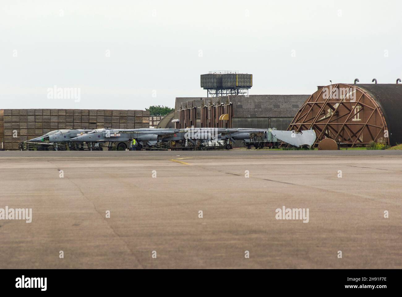 Everett Aero Compound a Bentwaters Parks, l'ex RAF Bentwaters, con ex militari Royal Air Force SEPECAT Jaguar aerei da combattimento, HA hangar Foto Stock