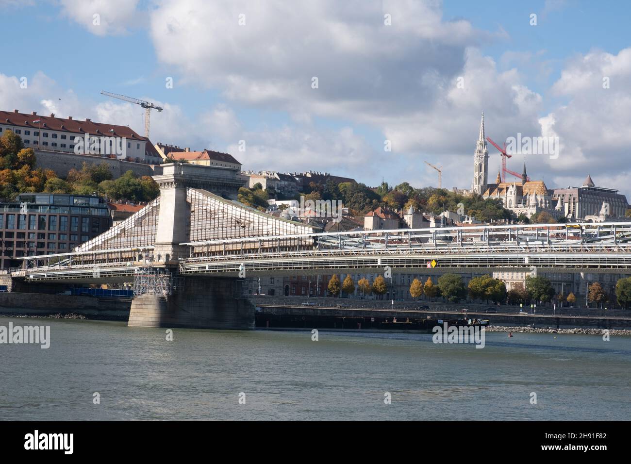 Budapest, Ungheria - 1 novembre 2021: Ponte delle catene Szechenyi sul Danubio, editoriale illustrativo. Foto Stock