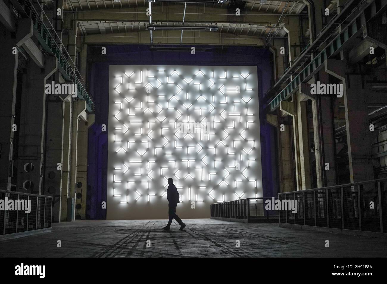 Berlino, Germania. 03 dicembre 2021. La mostra "Light and Space" dell'artista statunitense Robert Irwin a Kraftwerk Berlin. In esposizione è una parete con 240 tubi fluorescenti bianchi sulla parte anteriore e 240 tubi fluorescenti blu sulla parte posteriore. La mostra è aperta ai visitatori dal 05 dicembre 2021 al 30 gennaio 2022. Credit: Jörg Carstensen/dpa/Alamy Live News Foto Stock