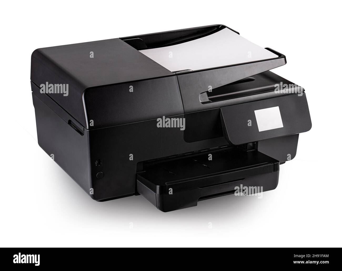 moderna stampante multifunzione a getto d'inchiostro nero con carta isolata su sfondo bianco Foto Stock