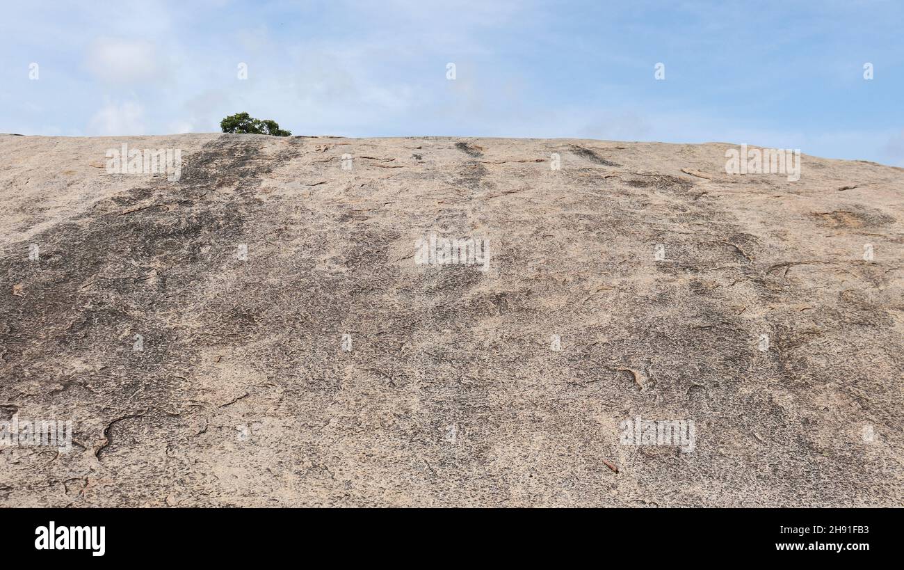bella natura grande roccia e cielo blu. paesaggio natura sfondo Foto Stock