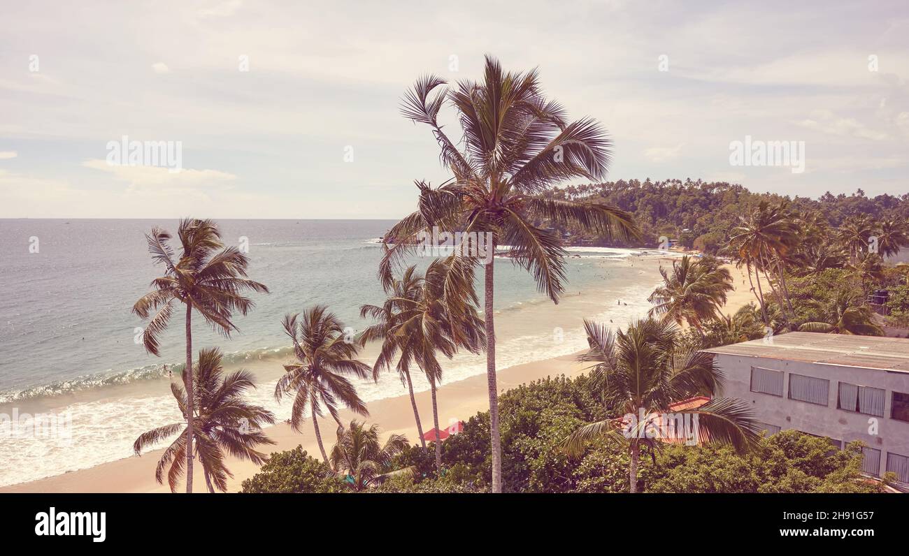 Spiaggia tropicale con palme da cocco e vista mare, tonificante applicato, Sri Lanka. Foto Stock