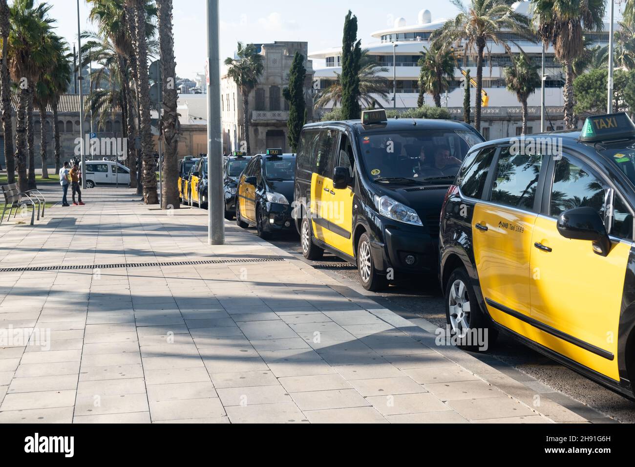 Barcellona, Spagna - 5 novembre 2021: Taxi all'aperto con palme, editoriale illustrativo. Foto Stock