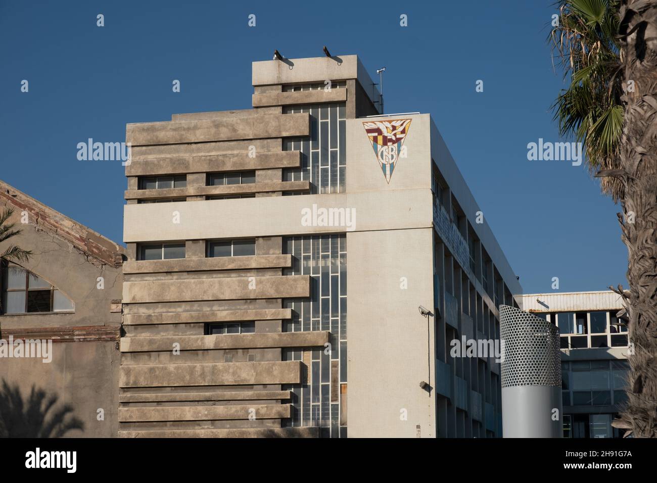 Barcellona, Spagna - 5 novembre 2021: Football Club edificio con logo, calcio, editoriale illustrativo. Foto Stock