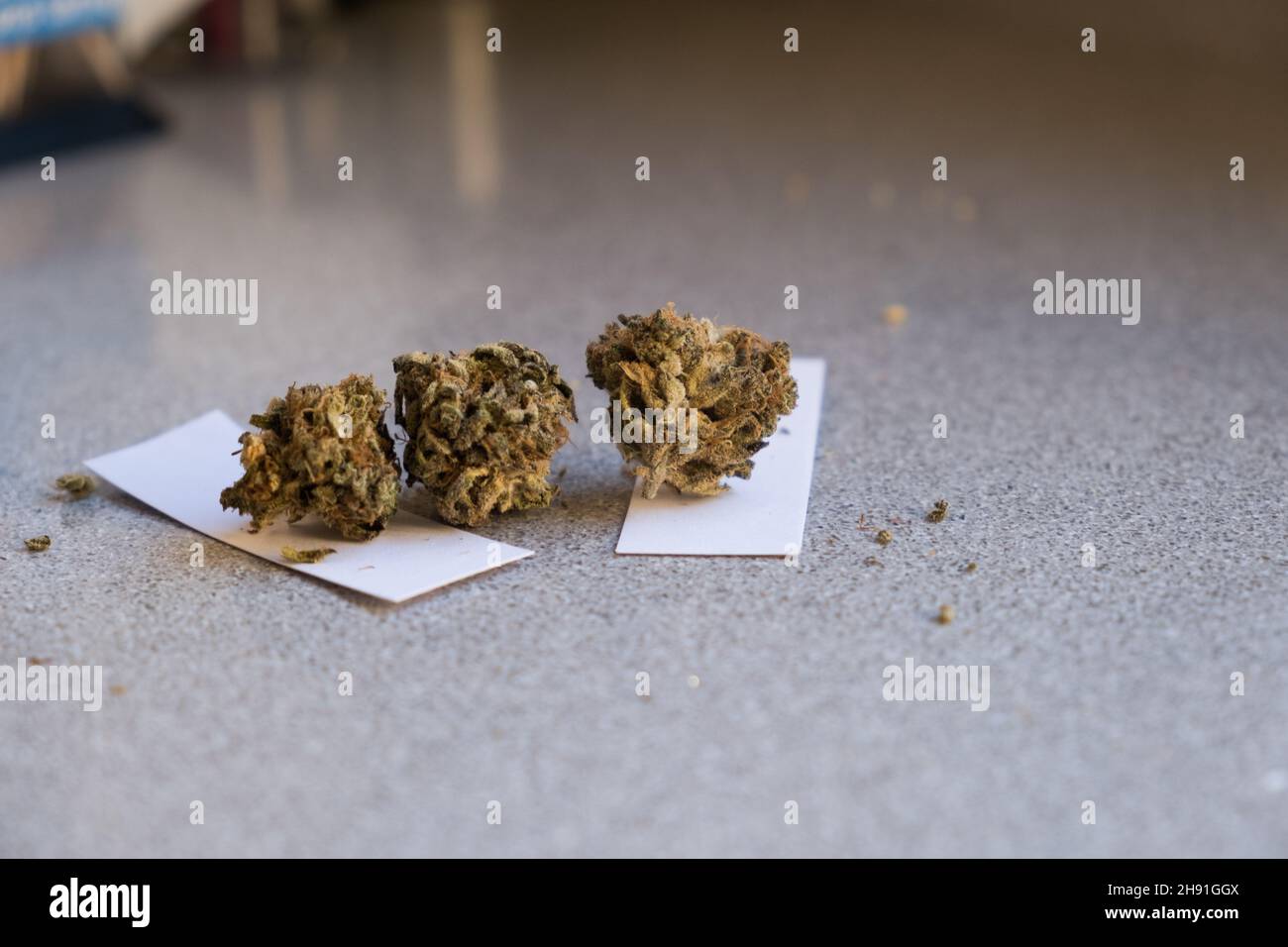 Primo piano marijuana sul tavolo. Spazio copia vicino alla cannabis. Foto Stock