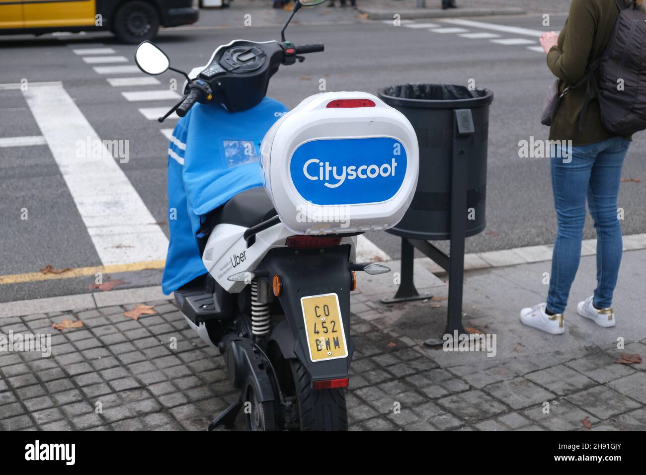 Barcellona, Spagna - 5 Novembre 2021: Scooter Cityscoot sul logo della strada, editoriale illustrativo. Foto Stock