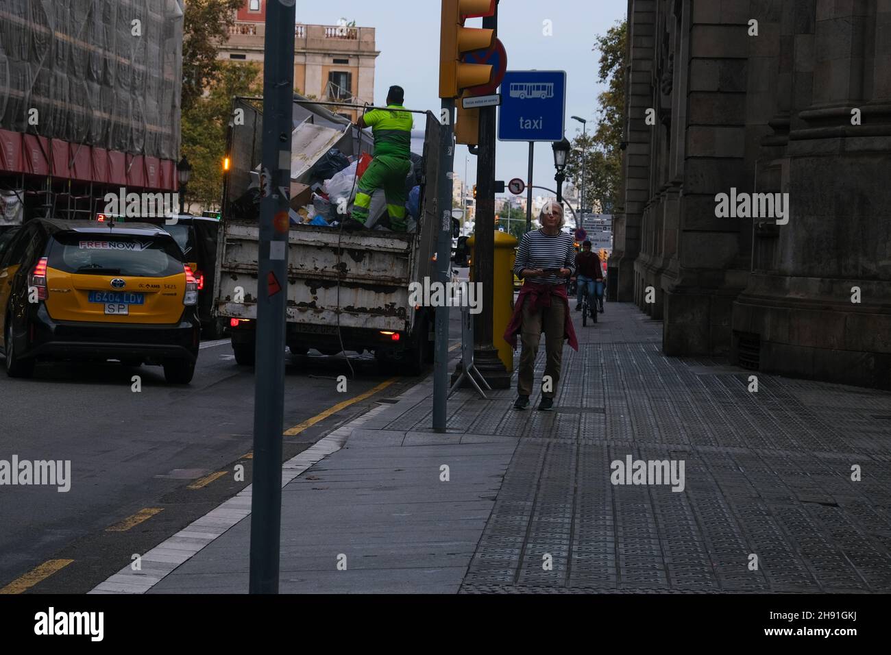 Barcellona, Spagna - 5 novembre 2021: Camion spazzatura su strada, lavoratori buttare fuori spazzatura, editoriale illustrativo. Foto Stock