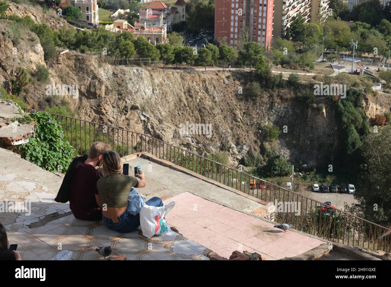 Barcellona, Spagna - 5 novembre 2021: I turisti che fanno foto al MUHBA Mirador de les Bateries con vista Barcellona, editoriale illustrativo. Foto Stock