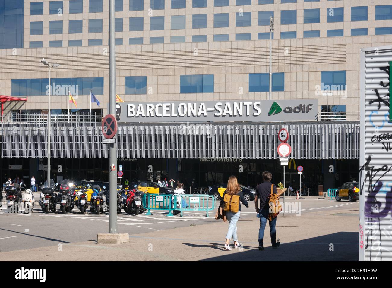 Barcellona, Spagna - 5 novembre 2021: Stazione degli autobus Barcelona-Sants con logo adif, editoriale illustrativo. Foto Stock
