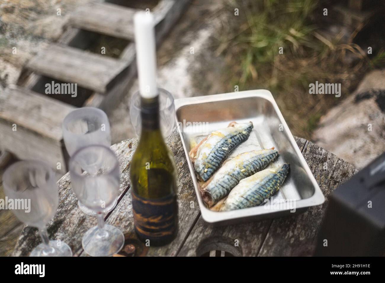 Vista ad angolo alto di pesce e birra al tavolo Foto Stock