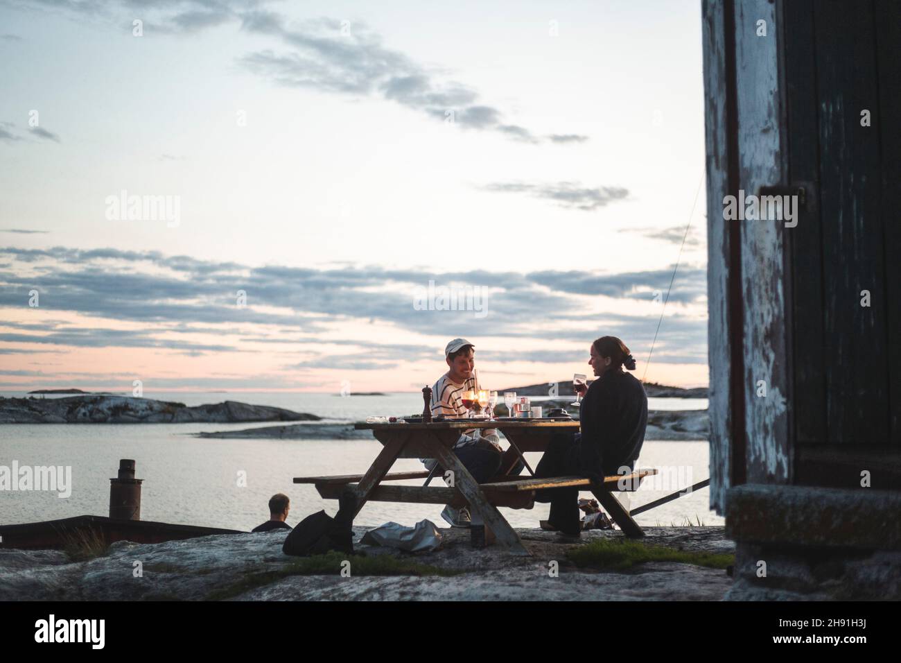 Ragazzo che trascorre del tempo libero con la ragazza durante le vacanze estive Foto Stock