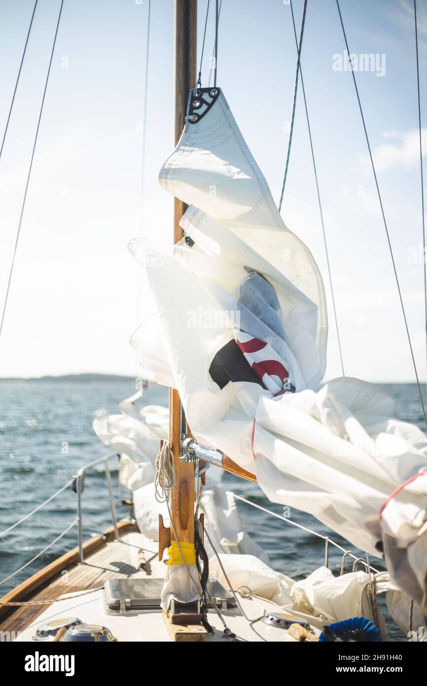 Barca a vela in mare in giornata di sole durante le vacanze Foto Stock