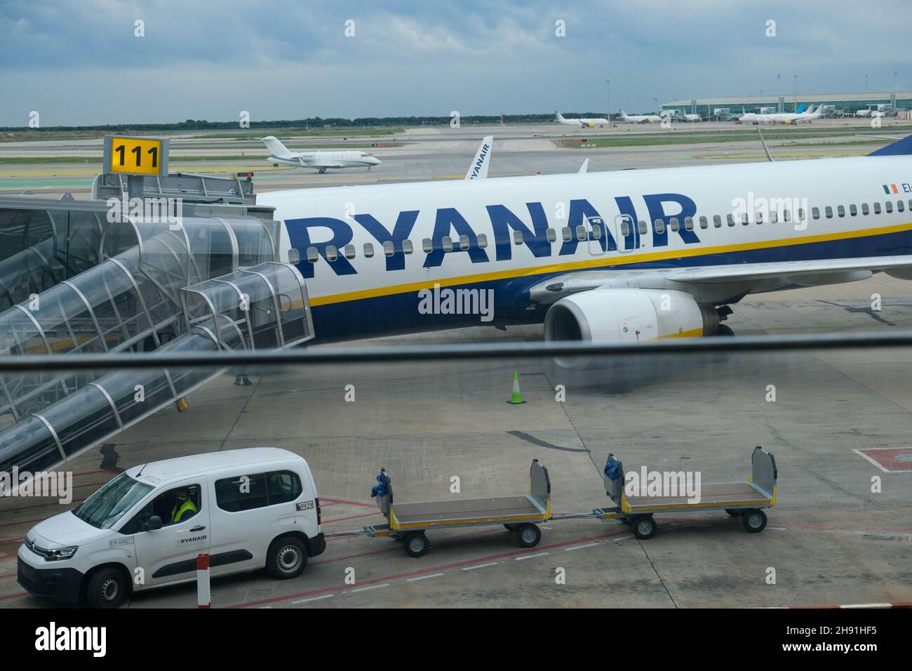 Budapest, Ungheria - 1 novembre 2021: Aereo Ryanair in aeroporto arrivo o partenza con i turisti, editoriale illustrativo. Foto Stock