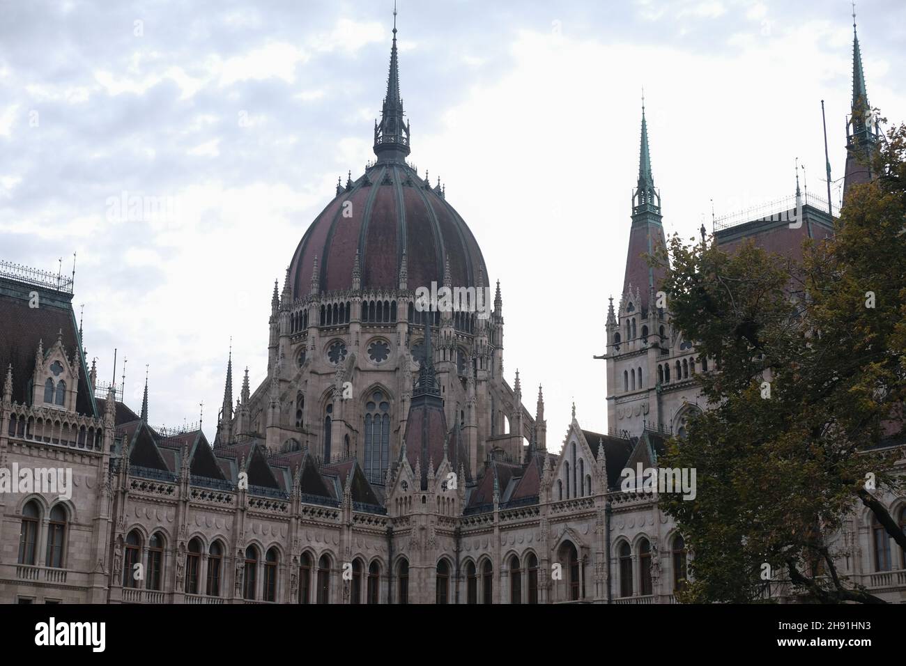Famoso palazzo del parlamento ungherese, neogotico punto di riferimento nella città di Budapest. Foto Stock