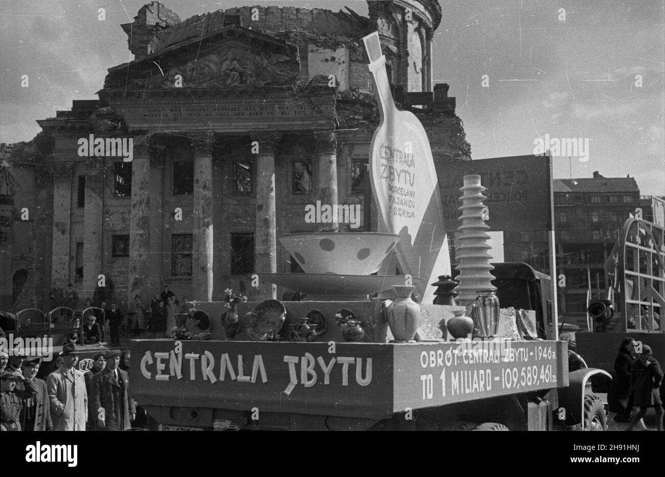 Warszawa, 1947-05-01. Pochód pierwszomajowy na placu Trzech Krzy¿y. ciê¿arówka propagandowa Centrali Zbytu Porcelany, Fajansu i Szk³a. W tle zruinowny podczas wojny koœció³ pw. œw. Aleksandra. bb/ms PAP Varsavia, 1 maggio 1947. Una sfilata Mayday in Piazza tre croci. Nella foto: Un camion di propaganda dell'Ufficio commerciale porcellana e vetreria. Nel retro la chiesa di San Alessandro rovinata dalla guerra. bb/ms PAP Foto Stock