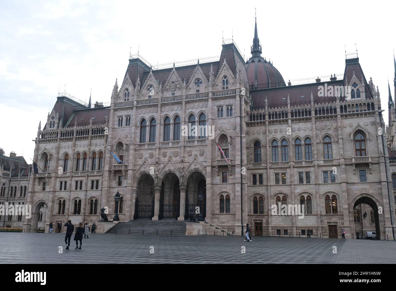 Budapest, Ungheria - 1 novembre 2021: Famoso edificio del Parlamento ungherese, punto di riferimento neogotico nella città di Budapest, editoriale illustrativo. Foto Stock