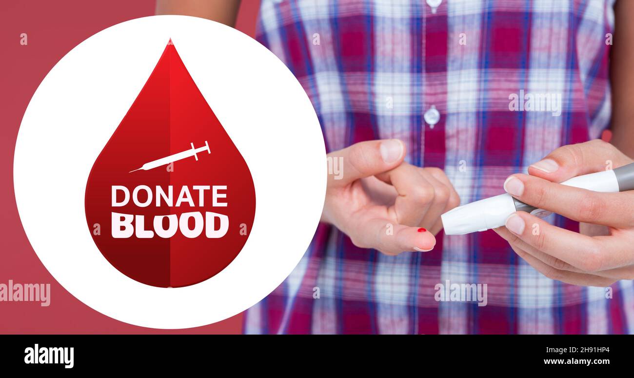 Metà della sezione della donna che usa l'apparecchiatura medica per l'esame del sangue con simbolo della donazione Foto Stock