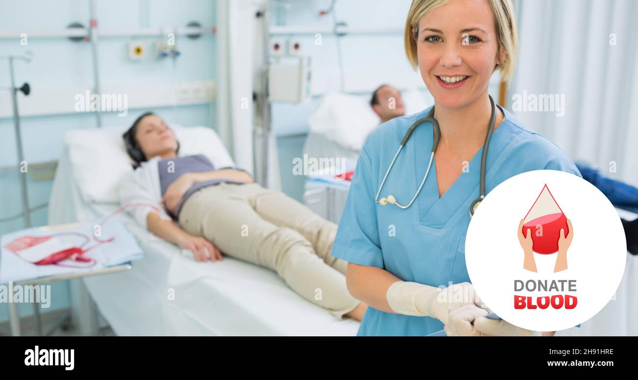 Ritratto di medico sorridente contro i donatori che si trovano sui letti in ospedale con donare il simbolo del sangue Foto Stock