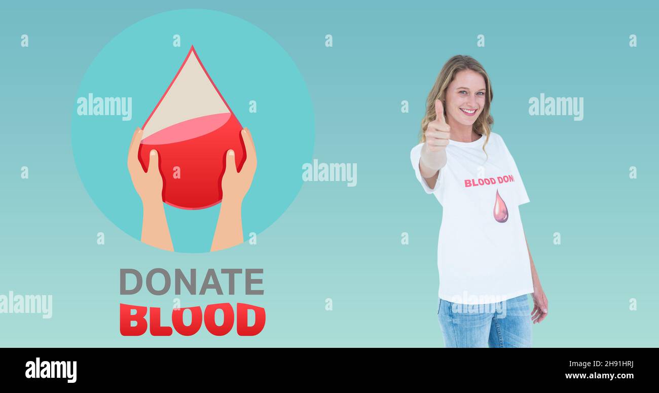 Ritratto di donna sorridente che mostra i pollici in su da donare simbolo di sangue su sfondo blu Foto Stock