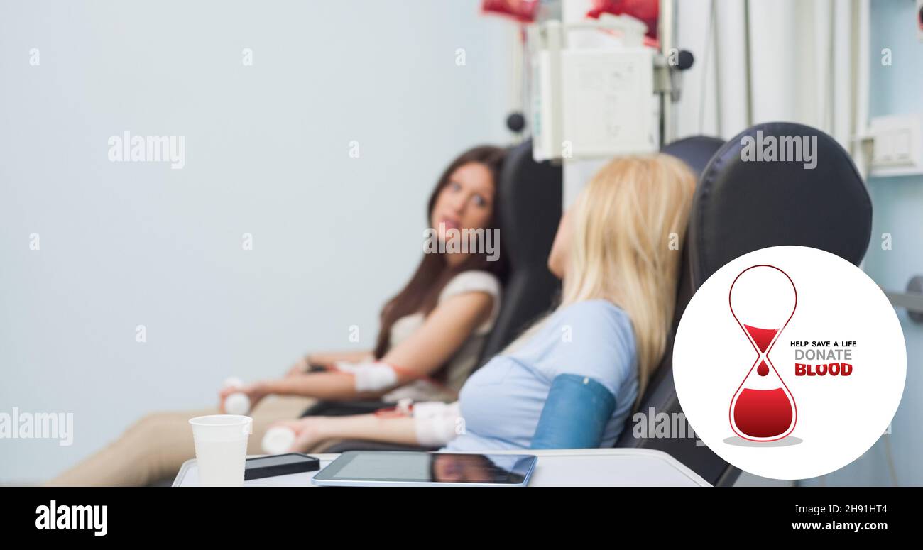 Immagine digitale composita di donare il testo del sangue con il simbolo della clessidra sulle donatrici in ospedale Foto Stock