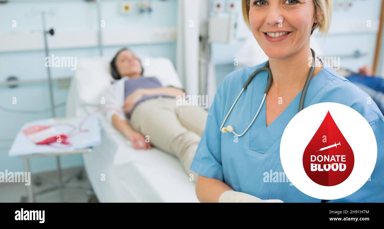 Ritratto di medico sorridente contro donatrice femminile sdraiata sul letto con simbolo di donare il sangue Foto Stock