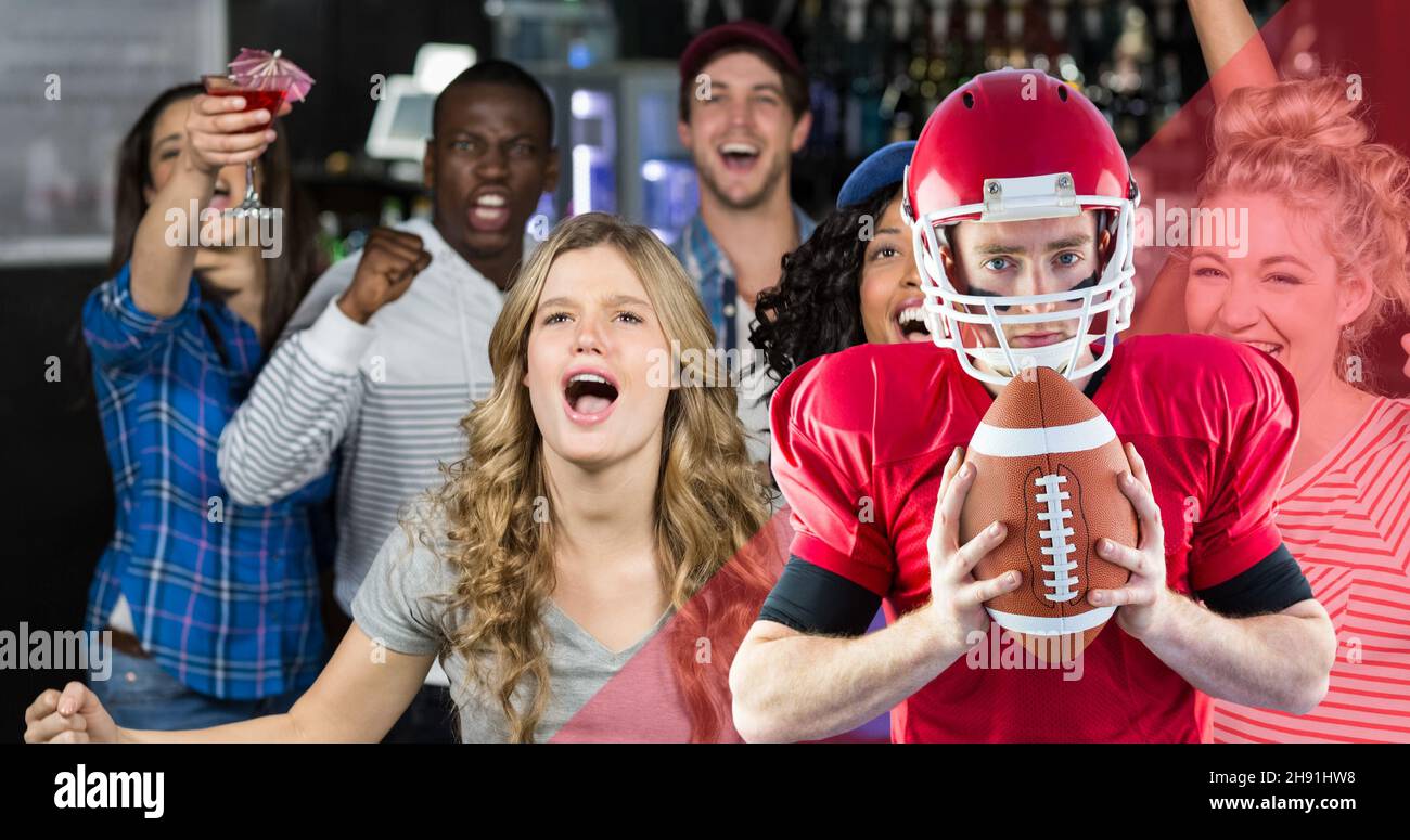 Ritratto di fidato giocatore di football americano che tiene la palla con tifosi felici gridando Foto Stock