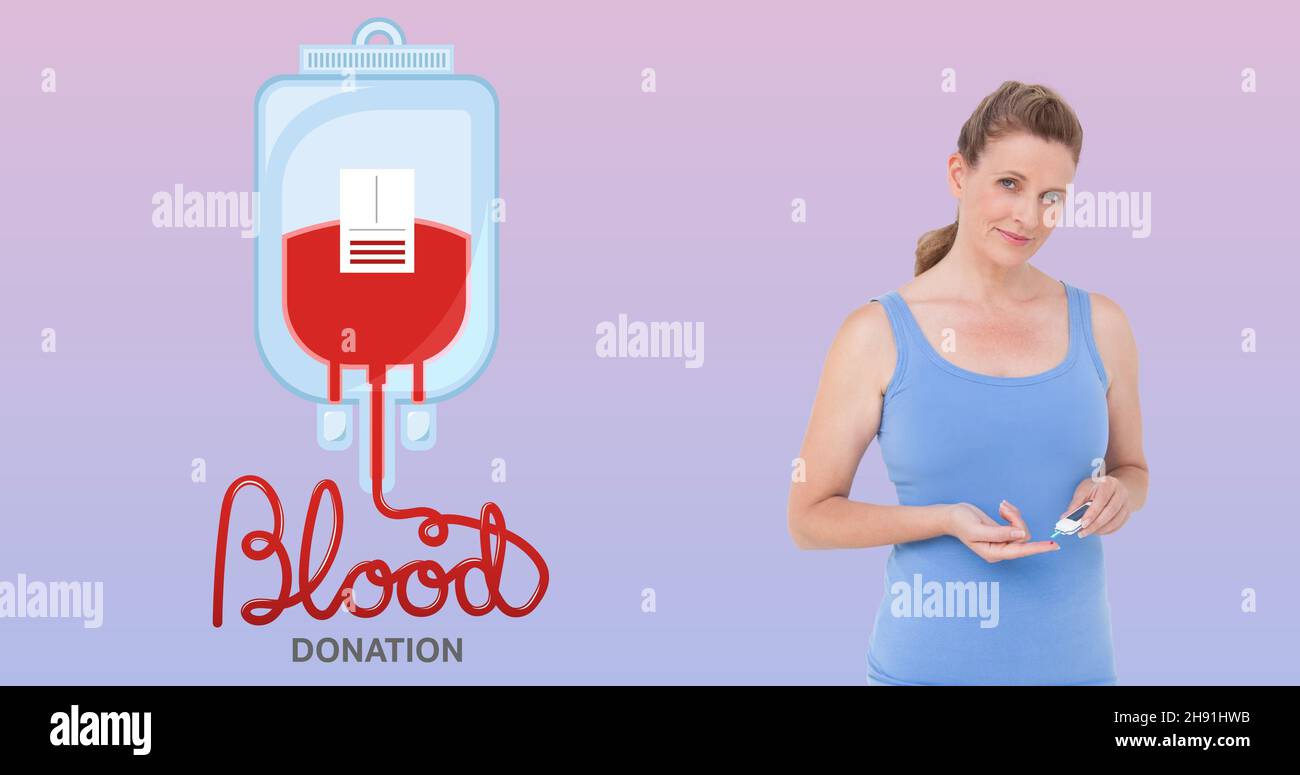 Ritratto di donna usando il glucometro da testo di donazione di sangue con il simbolo su sfondo viola Foto Stock