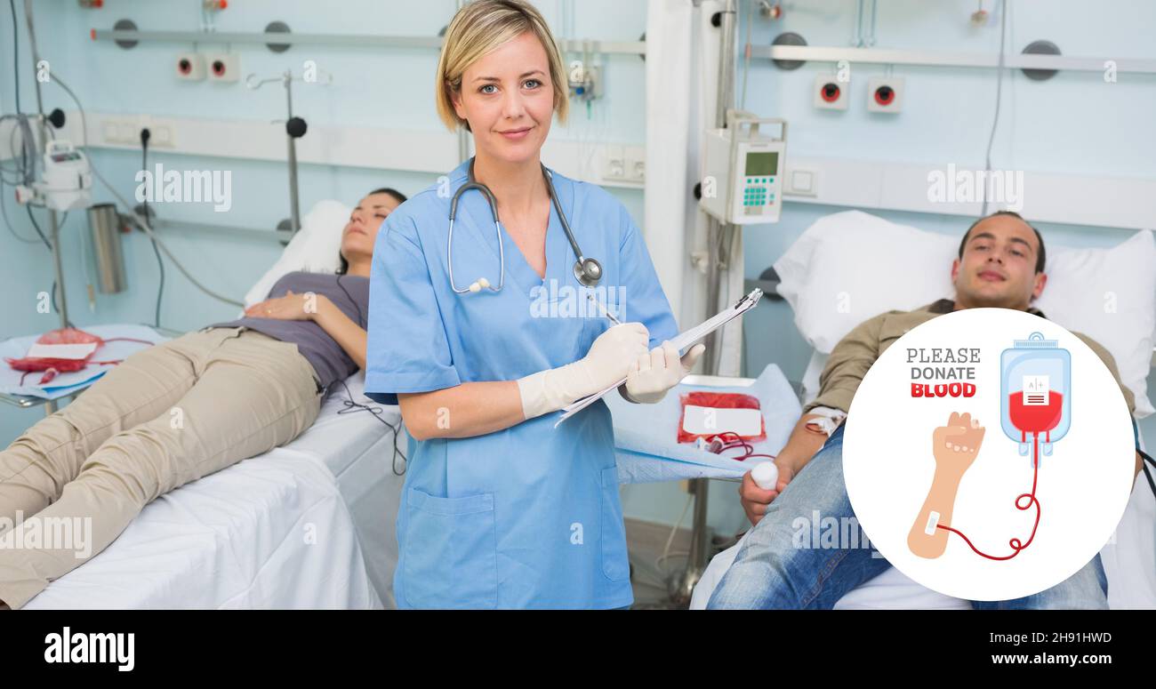 Ritratto del medico tra i donatori che si trovano sul letto in ospedale con prego donare il simbolo del sangue Foto Stock