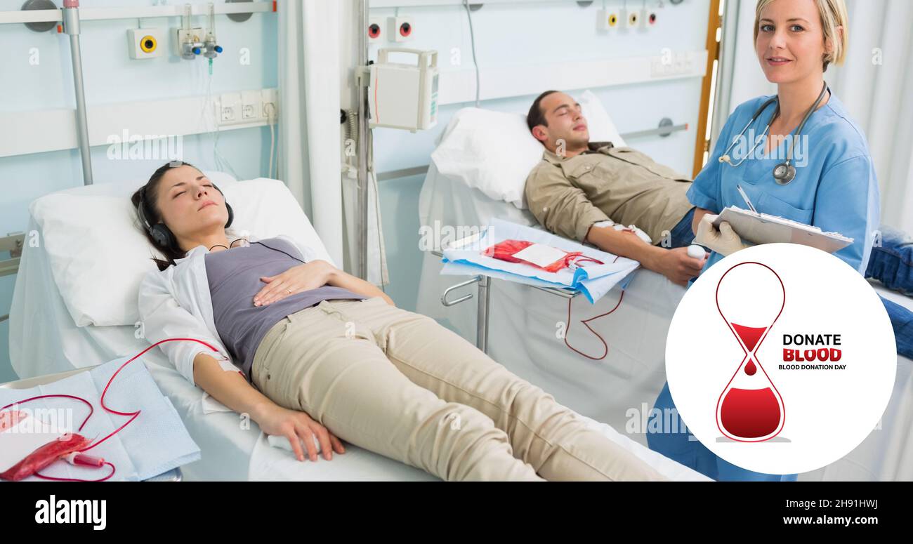 Ritratto del medico in piedi tra i donatori in ospedale con donare il simbolo del sangue Foto Stock