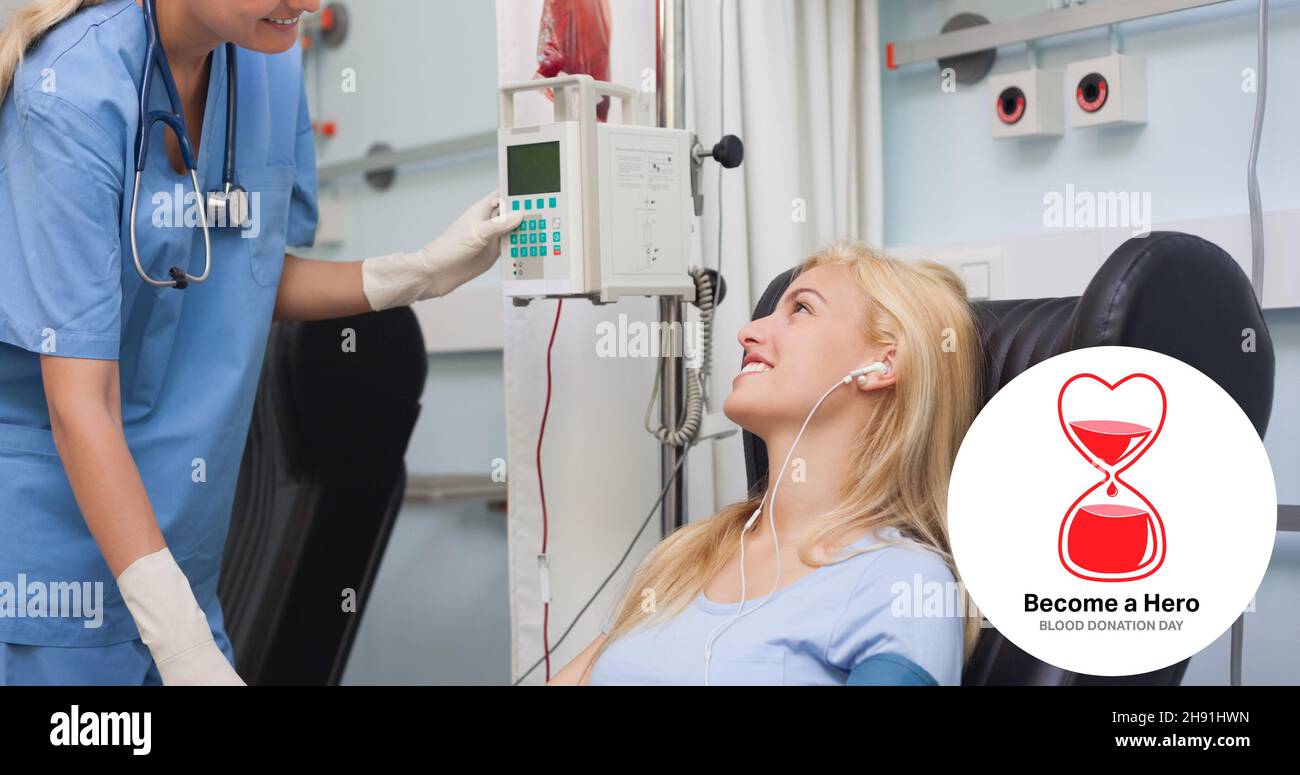 Giovane donna sorridente che guarda il medico durante la donazione di sangue in ospedale Foto Stock