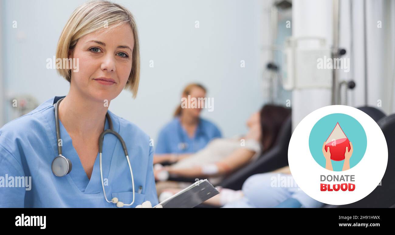 Ritratto di medico sorridente contro donatore e infermiera donando il simbolo del sangue in ospedale Foto Stock