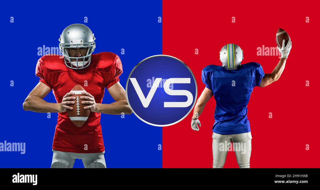 Calciatori americani maschi con palle su sfondo colorato Foto Stock