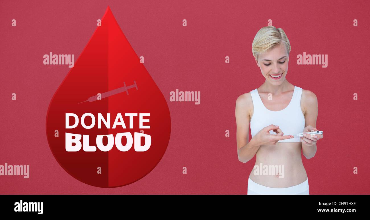 Donna sorridente che esamina con glucometro donando sangue in goccia simbolo su sfondo rosa Foto Stock